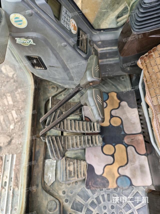 行走控制手柄和踏板?俯拍（駕駛室部分）