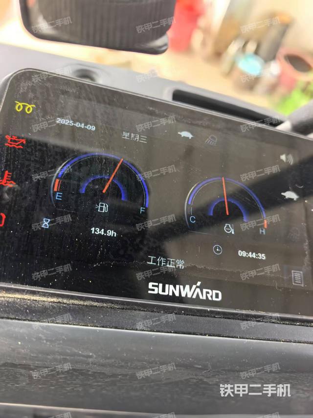 駕駛室整體(整機(jī)外觀) 駕駛室整體(整機(jī)外觀)