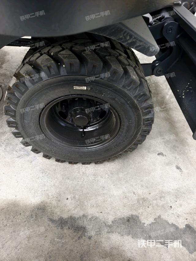 左驅(qū)動輪（行走機構(gòu)）