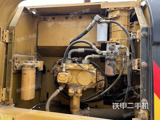 液压泵舱室正面整体（整机外观）