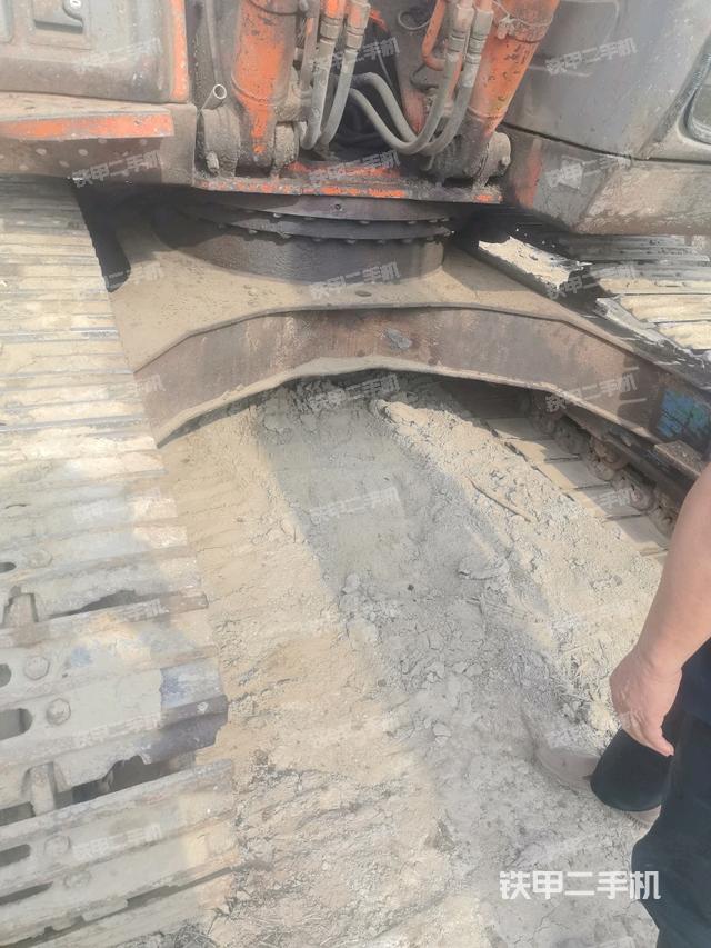 轉(zhuǎn)盤和下車架正前(工作和回轉(zhuǎn)裝置) 轉(zhuǎn)盤和下車架正前(工作和回轉(zhuǎn)裝置)