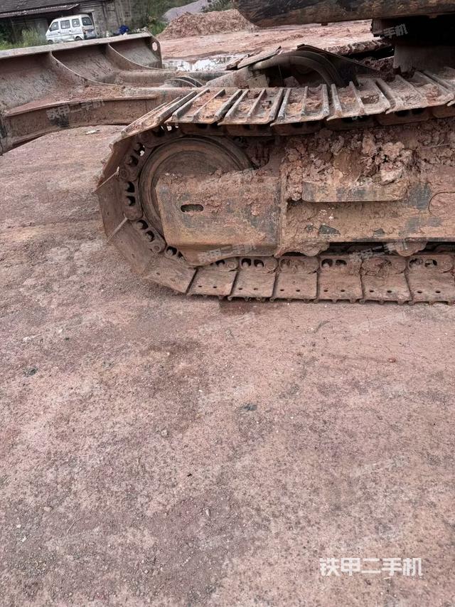 左驅(qū)動輪（行走機構(gòu)）