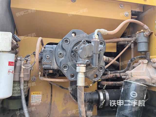 液压泵舱室正面整体（整机外观）