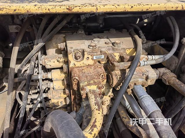 回轉(zhuǎn)馬達和主控閥（整機外觀）