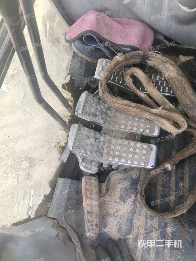 行走控制手柄和踏板?俯拍(駕駛室部分) 行走控制手柄和踏板?俯拍(駕駛室部分)