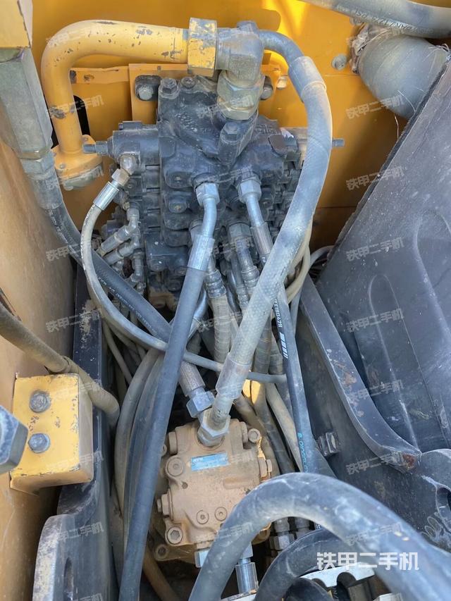 回轉(zhuǎn)馬達(dá)和主控閥（整機(jī)外觀）