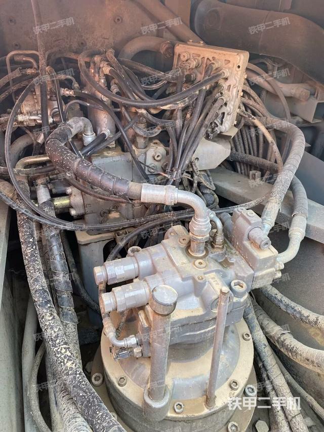 回轉(zhuǎn)馬達(dá)和主控閥(整機(jī)外觀) 回轉(zhuǎn)馬達(dá)和主控閥(整機(jī)外觀)