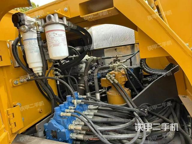 回轉(zhuǎn)馬達(dá)和主控閥（整機(jī)外觀）