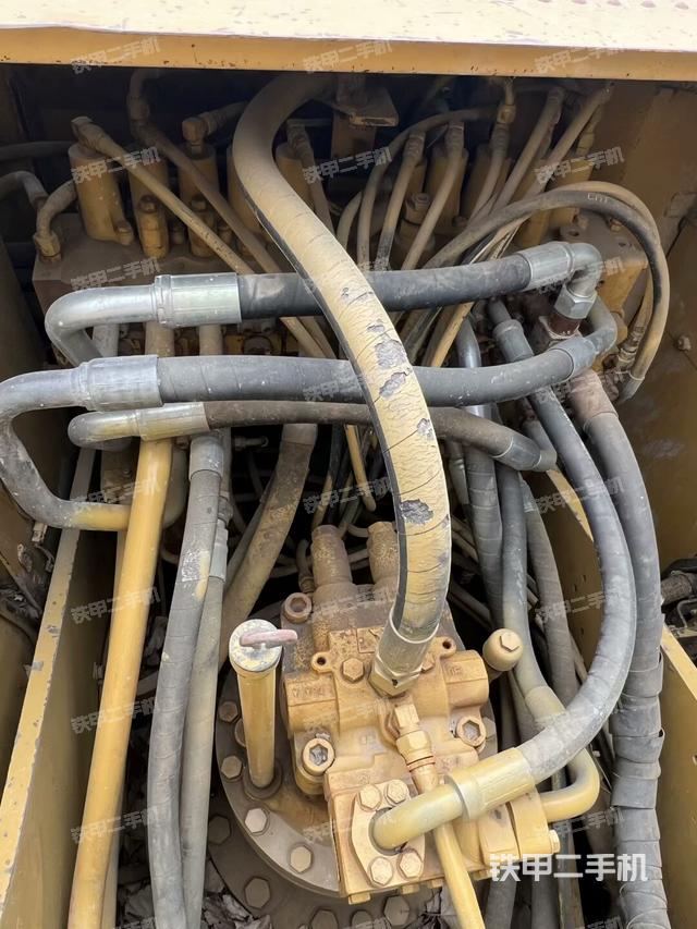 回转马达和主控阀（整机外观）