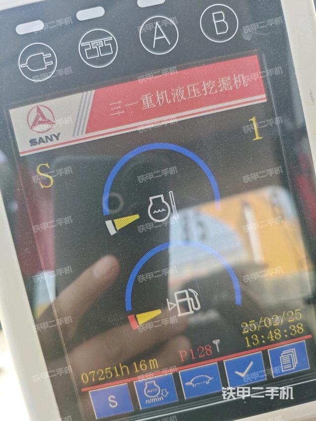 三一重工SY215C挖掘机的设备实拍-第13张实拍照片