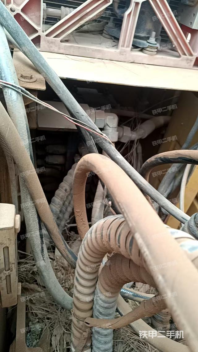 回轉(zhuǎn)馬達(dá)和主控閥(整機(jī)外觀) 回轉(zhuǎn)馬達(dá)和主控閥(整機(jī)外觀)