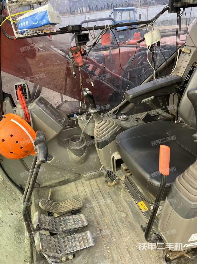 駕駛室整體(整機(jī)外觀) 駕駛室整體(整機(jī)外觀)