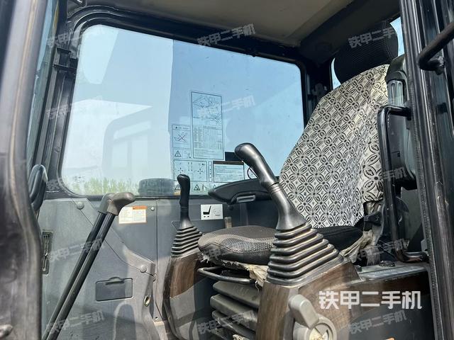 駕駛室頂部(整機外觀) 駕駛室頂部(整機外觀)