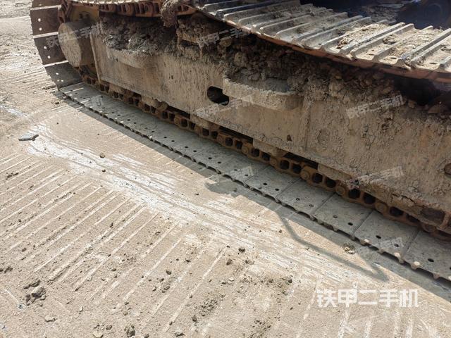 單側(cè)履帶整體(整機(jī)外觀) 單側(cè)履帶整體(整機(jī)外觀)