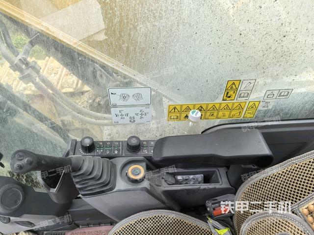 座椅右側(cè)控制臺(tái)/鑰匙門(mén)/油門(mén)/含右手柄(駕駛室部分) 座椅右側(cè)控制臺(tái)/鑰匙門(mén)/油門(mén)/含右手柄(駕駛室部分)