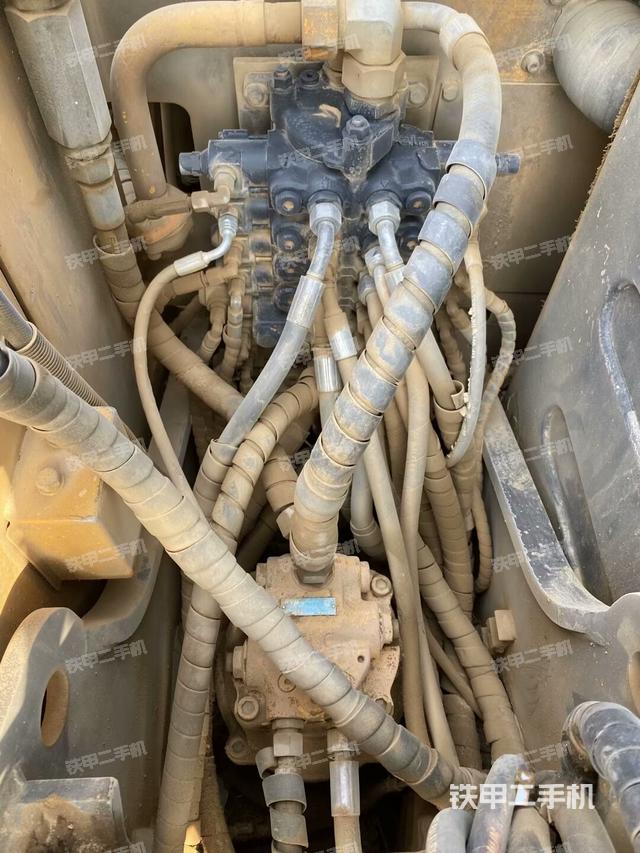 回轉(zhuǎn)馬達(dá)和主控閥（整機(jī)外觀）