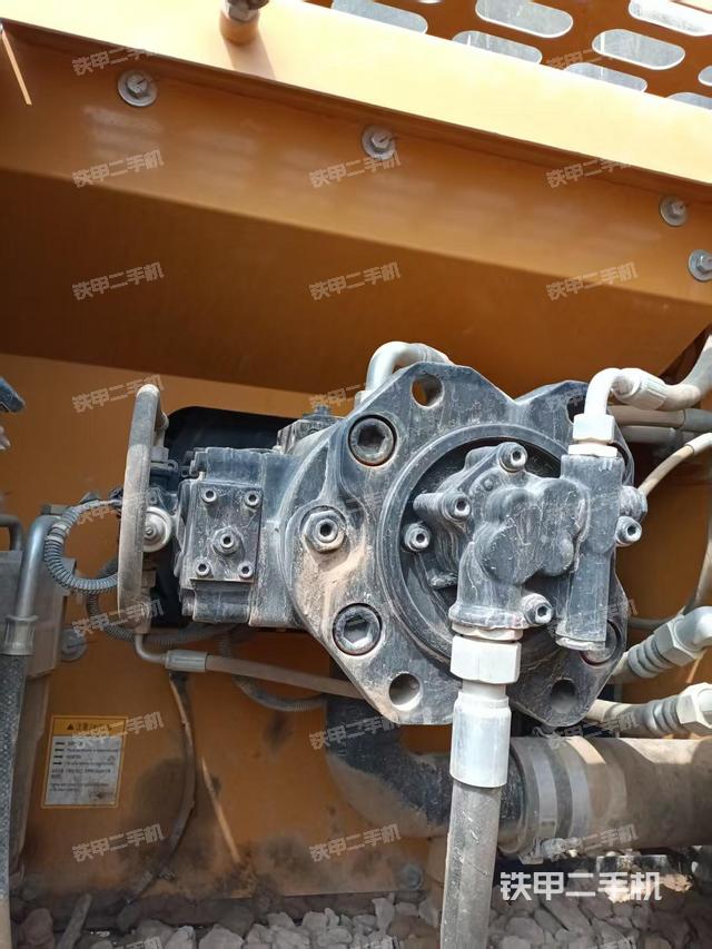 液壓泵艙室正面整體(整機外觀) 液壓泵艙室正面整體(整機外觀)