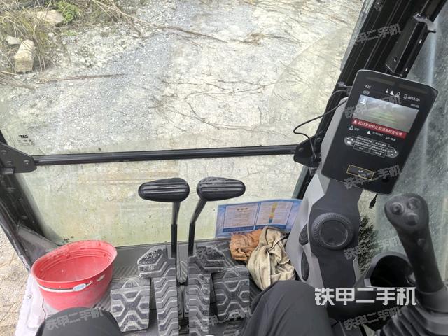 行走控制手柄和踏板?俯拍(駕駛室部分) 行走控制手柄和踏板?俯拍(駕駛室部分)