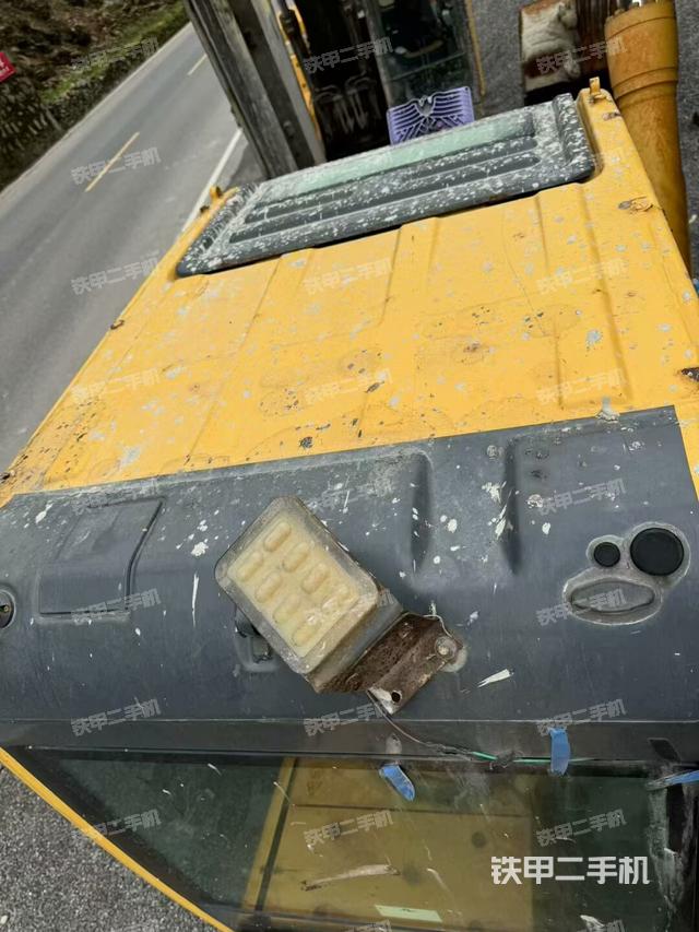 駕駛室頂部（整機外觀）