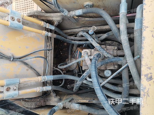 回轉(zhuǎn)馬達(dá)和主控閥（整機(jī)外觀）