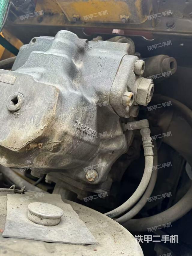 液壓泵艙室正面整體（整機外觀）