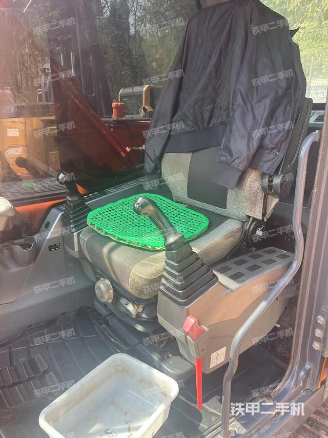 駕駛室整體(整機(jī)外觀) 駕駛室整體(整機(jī)外觀)