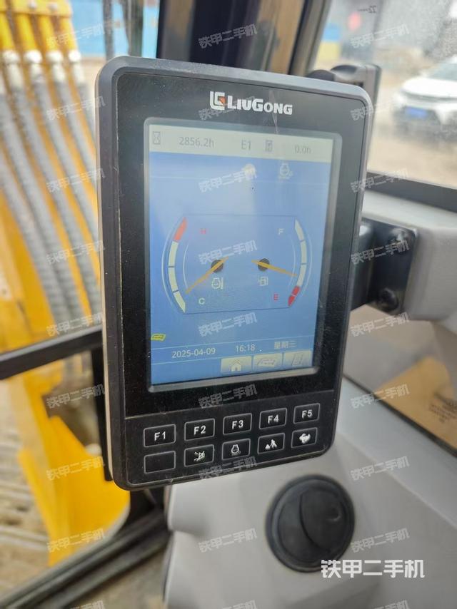 回轉(zhuǎn)馬達(dá)和主控閥（整機(jī)外觀）