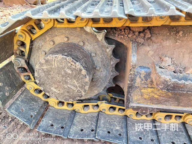 單側(cè)履帶整體(整機(jī)外觀) 單側(cè)履帶整體(整機(jī)外觀)