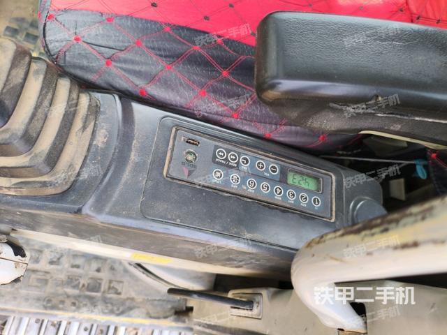 座椅右側(cè)控制臺(tái)/鑰匙門/油門/含右手柄（駕駛室部分）