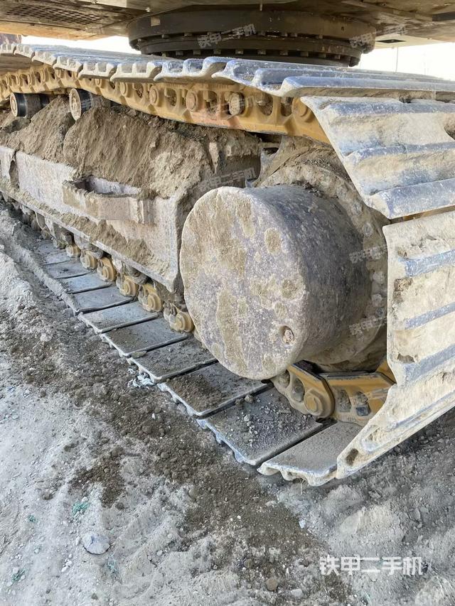 單側(cè)履帶整體(整機(jī)外觀) 單側(cè)履帶整體(整機(jī)外觀)