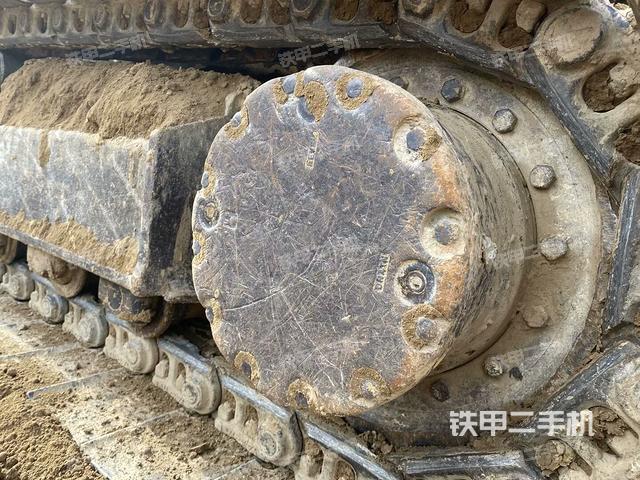 單側(cè)履帶整體(整機(jī)外觀) 單側(cè)履帶整體(整機(jī)外觀)