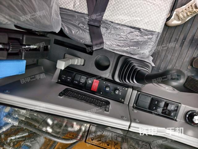 座椅右側(cè)控制臺/鑰匙門/油門/含右手柄（駕駛室部分）