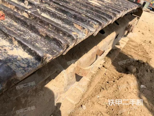 單側(cè)履帶整體(整機(jī)外觀) 單側(cè)履帶整體(整機(jī)外觀)