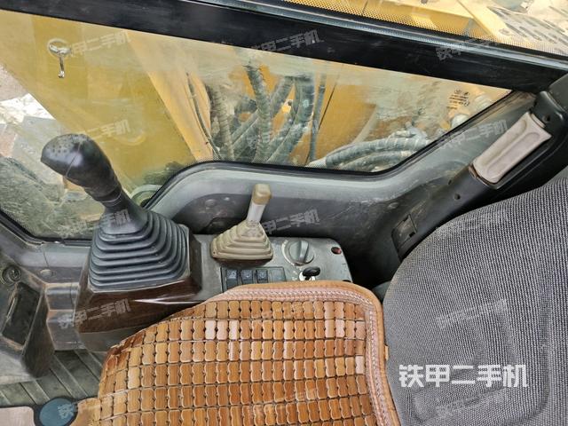 座椅右側(cè)控制臺(tái)/鑰匙門(mén)/油門(mén)/含右手柄（駕駛室部分）