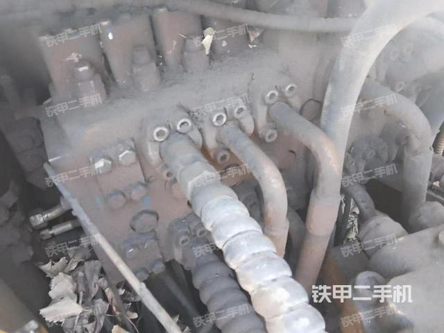 回轉(zhuǎn)馬達(dá)和主控閥（整機(jī)外觀）