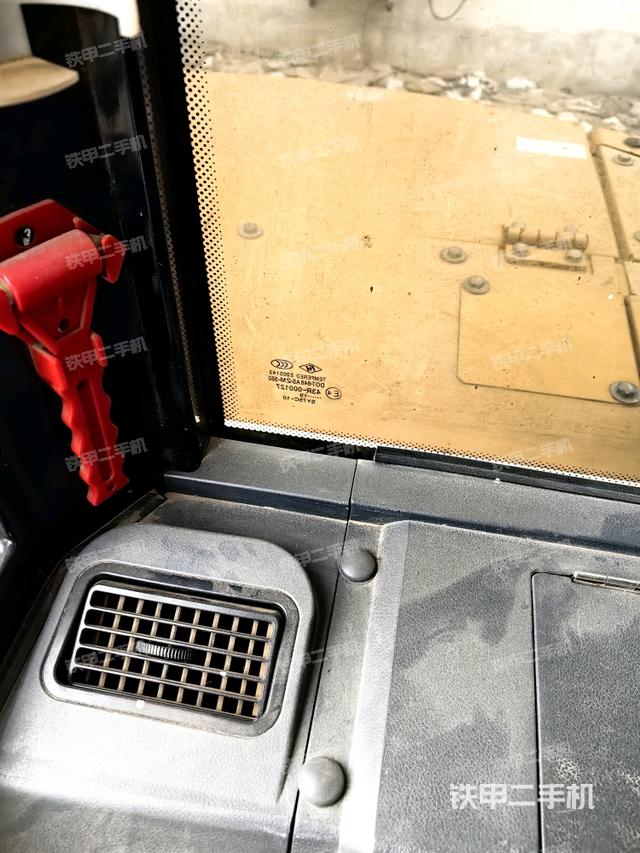 后窗玻璃角標（駕駛室部分）