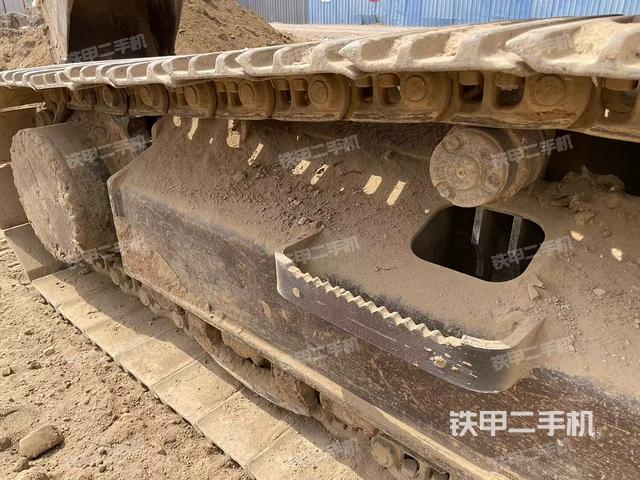 單側(cè)履帶整體(整機(jī)外觀(guān)) 單側(cè)履帶整體(整機(jī)外觀(guān))