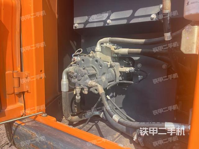 液壓泵艙室正面整體(整機(jī)外觀) 液壓泵艙室正面整體(整機(jī)外觀)