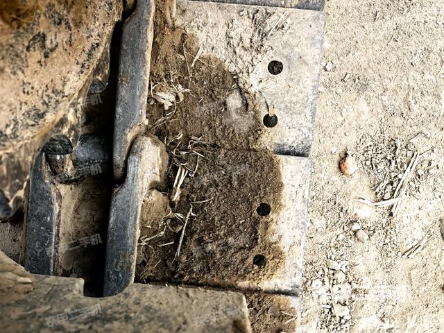 左驅(qū)動輪（行走機構(gòu)）