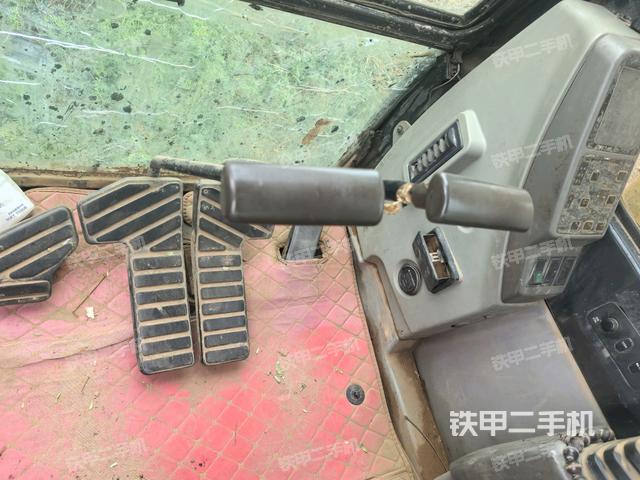 行走控制手柄和踏板?俯拍(駕駛室部分) 行走控制手柄和踏板?俯拍(駕駛室部分)