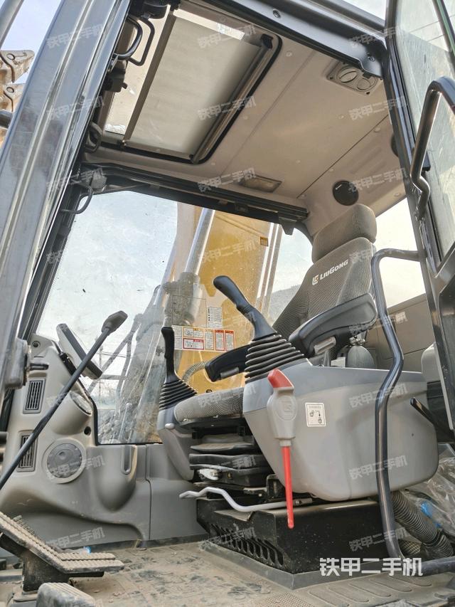 駕駛室整體(整機外觀) 駕駛室整體(整機外觀)