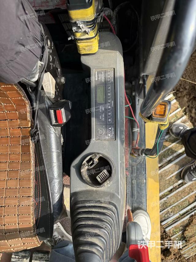 座椅左侧控制台/音响/含左手柄（驾驶室部分）