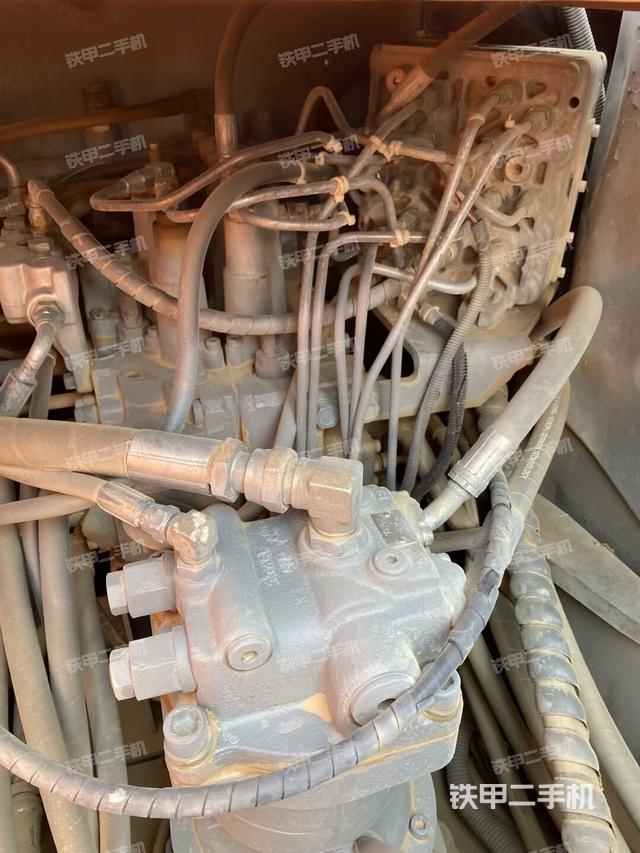 回轉(zhuǎn)馬達(dá)和主控閥（整機(jī)外觀）