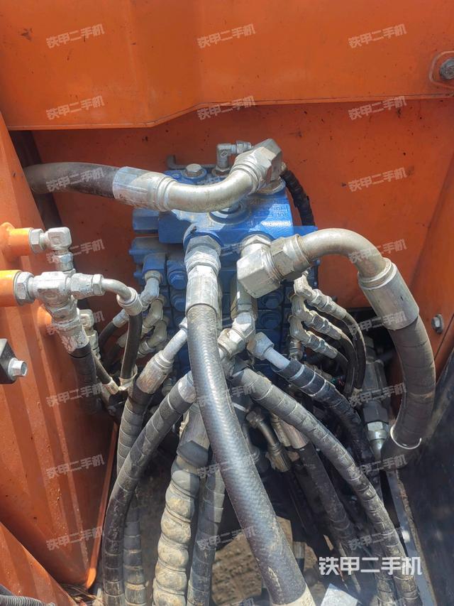 回轉(zhuǎn)馬達(dá)和主控閥(整機(jī)外觀) 回轉(zhuǎn)馬達(dá)和主控閥(整機(jī)外觀)