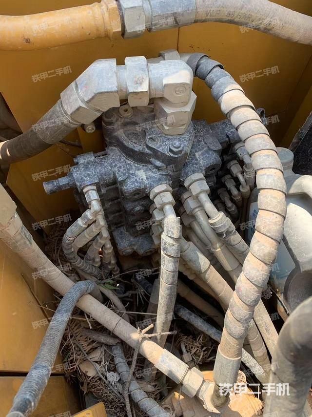 回轉(zhuǎn)馬達(dá)和主控閥（整機(jī)外觀）