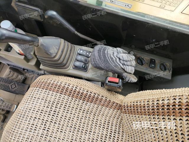 座椅右側(cè)控制臺/鑰匙門/油門/含右手柄（駕駛室部分）