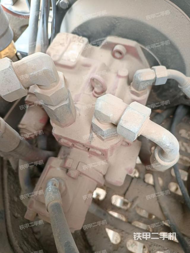 液壓泵艙室正面整體(整機外觀) 液壓泵艙室正面整體(整機外觀)