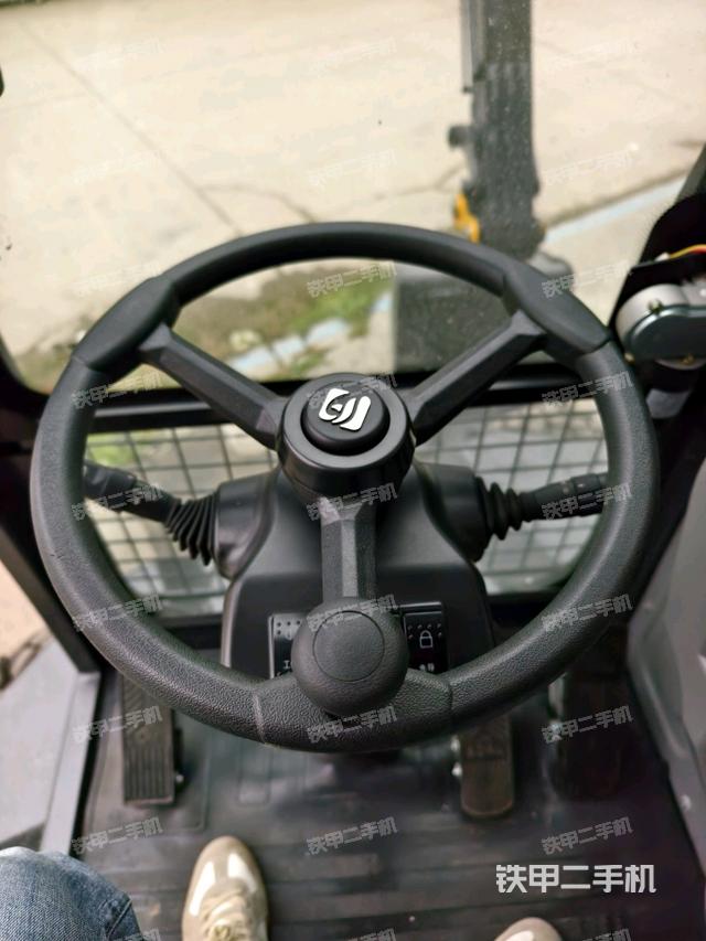 行走控制手柄和踏板?俯拍（駕駛室部分）