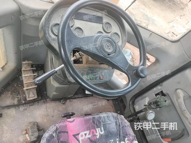 駕駛室工作臺(整機(jī)外觀及大件) 駕駛室工作臺(整機(jī)外觀及大件)