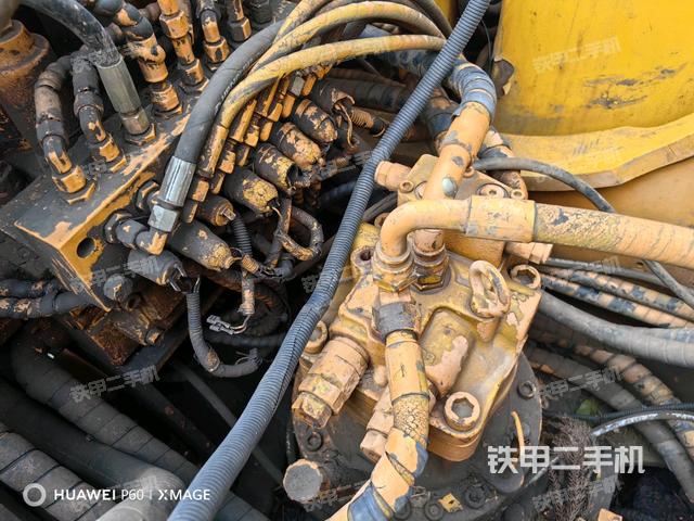 回轉(zhuǎn)馬達(dá)和主控閥(整機外觀) 回轉(zhuǎn)馬達(dá)和主控閥(整機外觀)